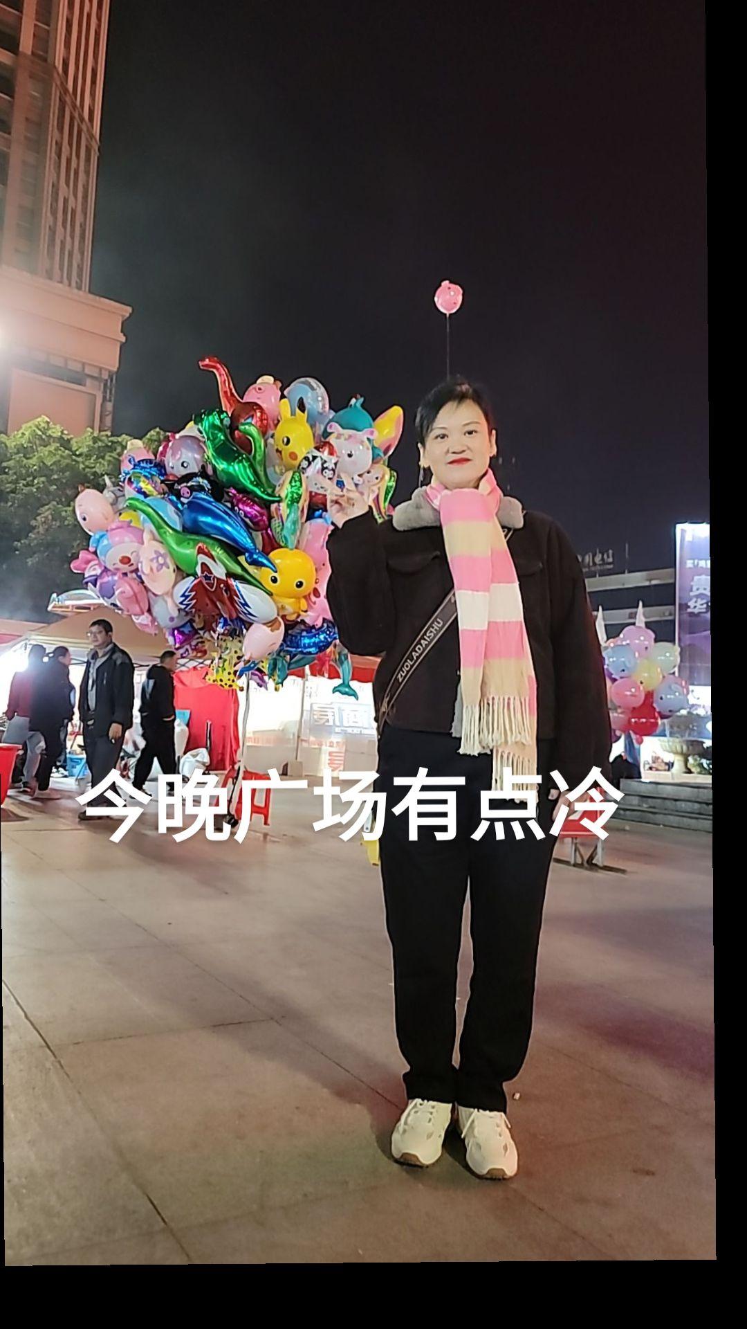 今晚广场有点冷随拍 夜拍 广场好热闹 户外拍摄