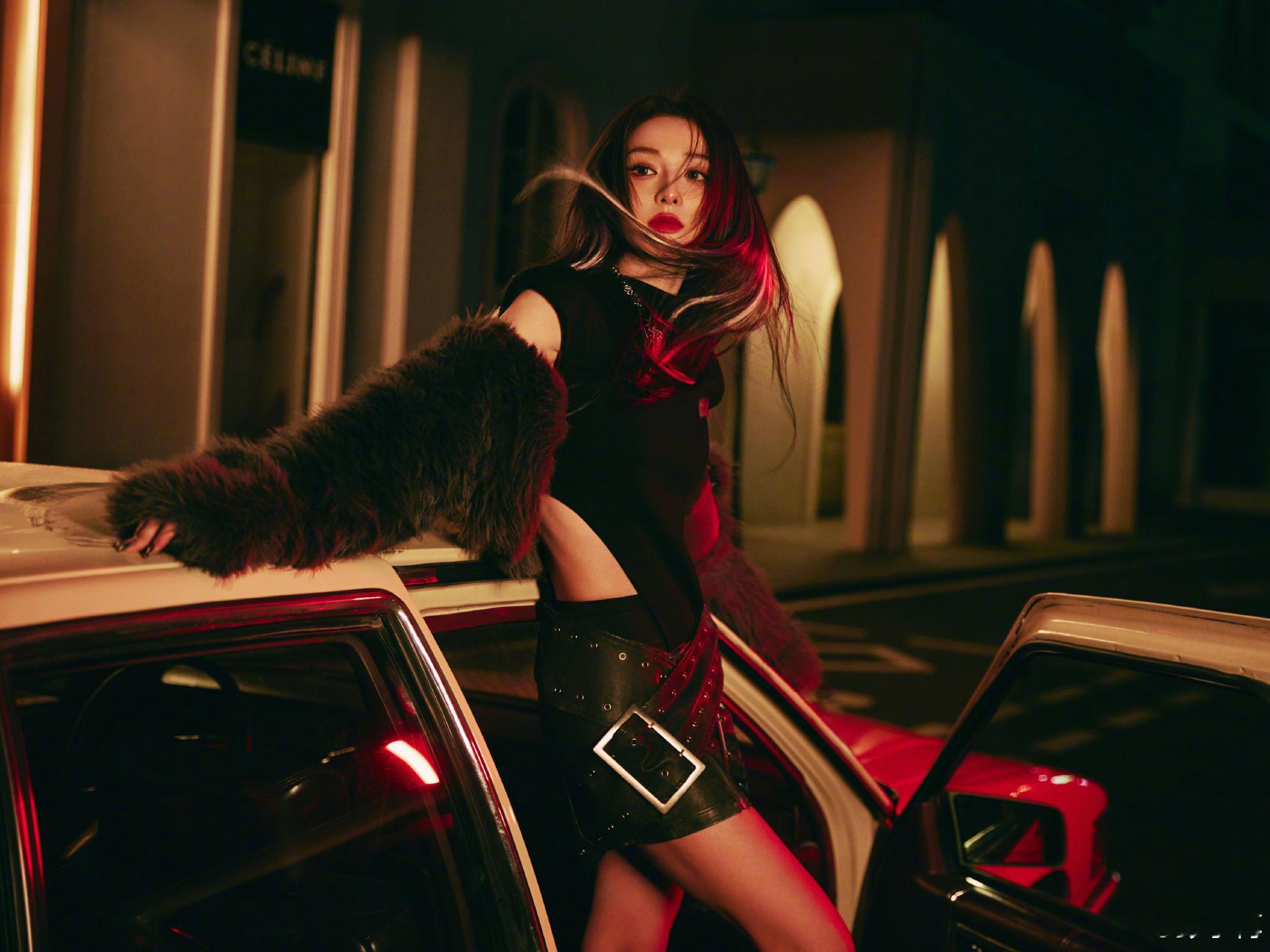 彭小苒镂空连体衣辣成啥了 彭小苒身穿镂空连体衣搭配酷飒小皮裙，镂空设计小露性感却