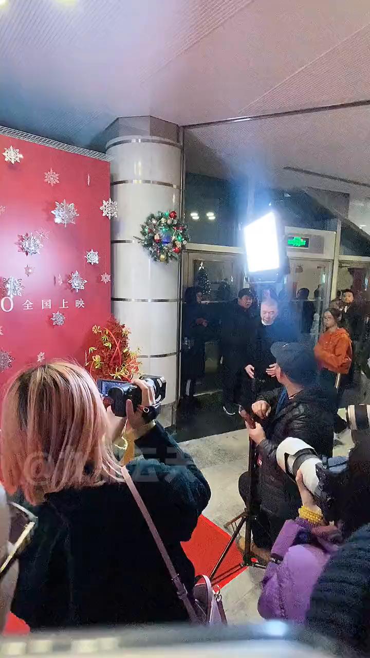 给我跟我闺女照张相。