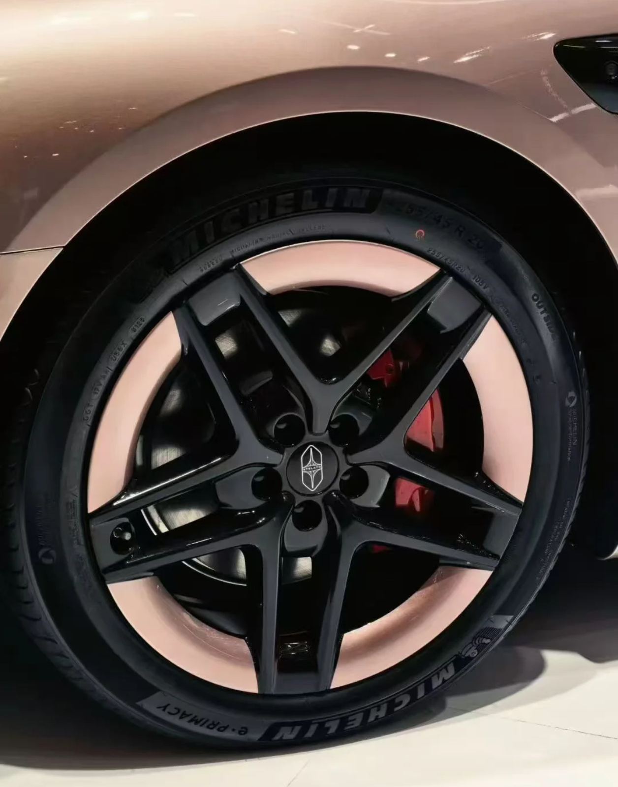 享界S9T这个新轮毂实拍图真帅啊