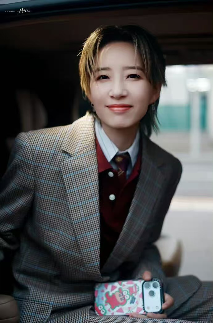 李斯丹妮又搞上抽象了 李斯丹妮又贡献新抽象素材！即兴放飞的状态完全不设限，奇奇怪