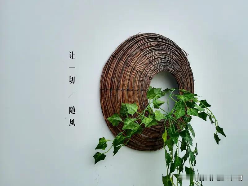 看到“清风一缕入闲庭”这句，瞬间就有了对上联的兴致。我对“明月半轮悬静院”。
“