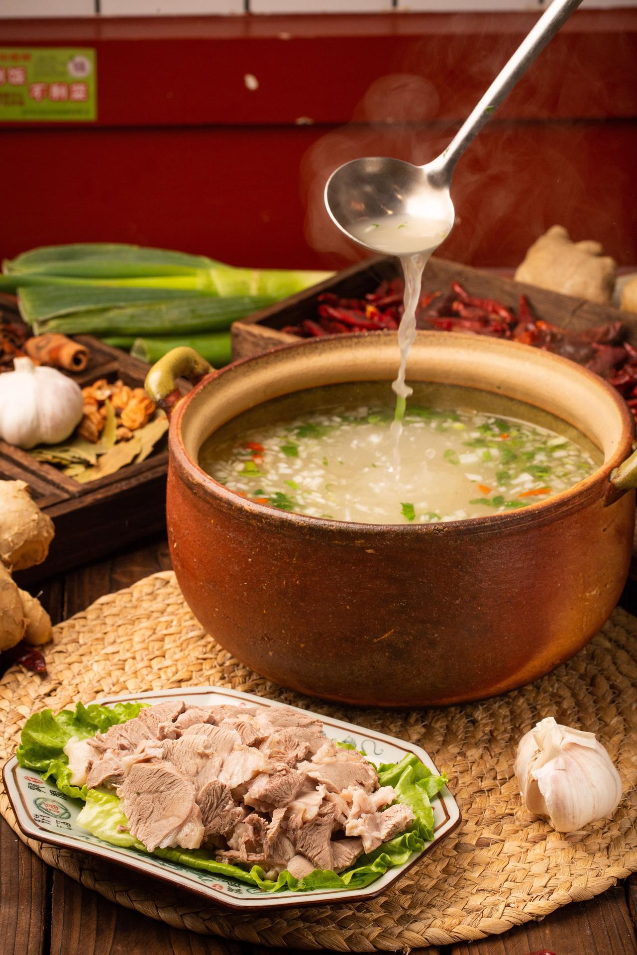 古人御寒有智慧：北方靠羊肉汤变身“移动暖炉”，一口下肚寒全消；南方靠咸肉菜饭当“