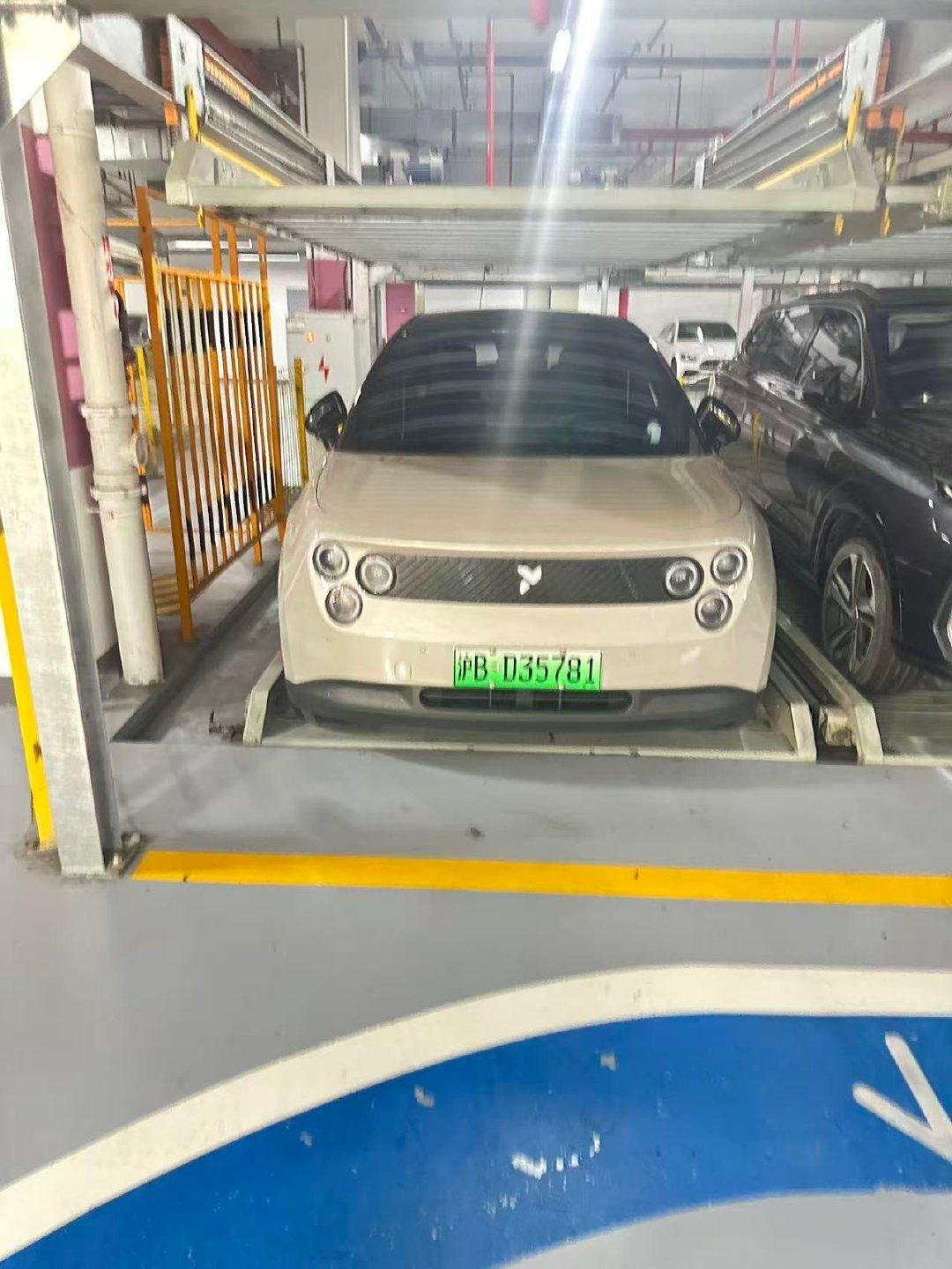 周六的上海南京西路丰盛里，离张园最近的停车库门口，保安一辆一辆车拦下来问：“能停