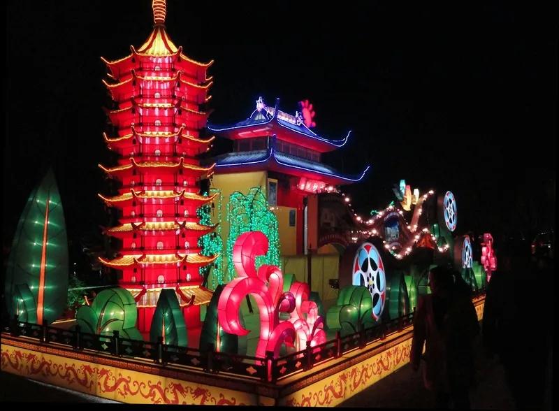 蝶恋花 · 上元

作者：魏了翁

又见王正班玉瑞。霁月光风，恰与元宵际。横玉一