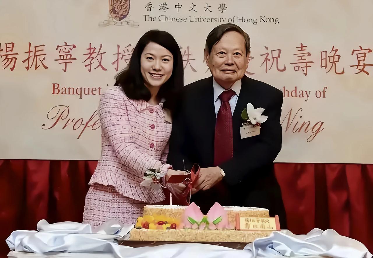 杨振宁老先生今年102岁，翁帆48岁，夫妻相伴已经渡过了20年。

范曾老画家今