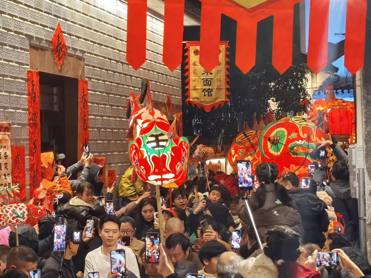 【热评】网红打卡过度收割的是智商税
网红餐厅等位3200桌 女子排队到崩溃

网