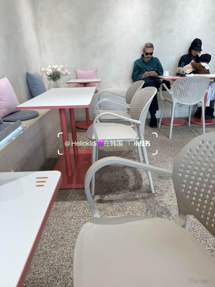 偶遇洪尚秀金敏喜咖啡店带娃 中国网友偶遇洪尚秀金敏喜咖啡店带娃，这么大了！ 