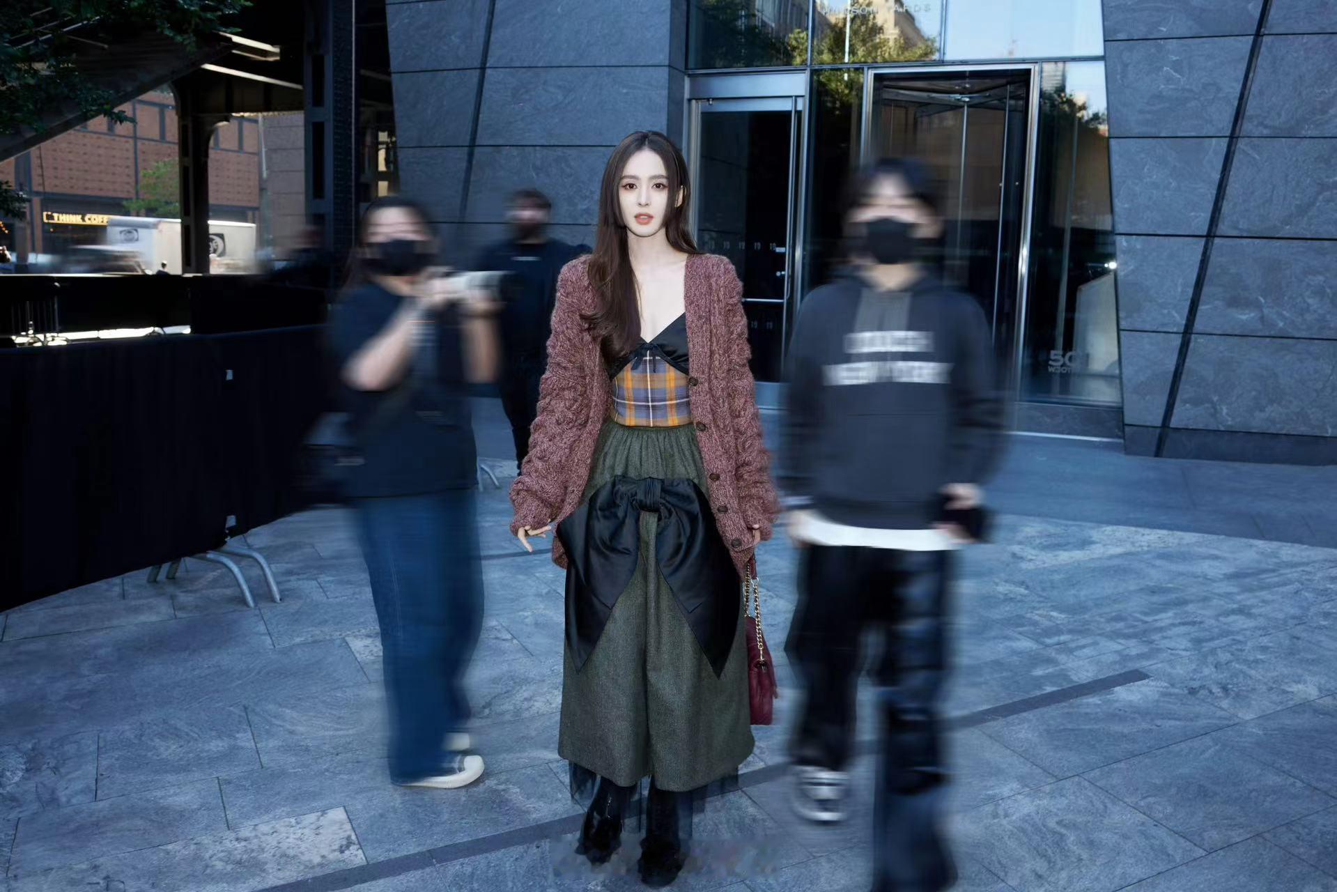 #娜扎深v上衣配绿裙##娜扎裙子上好大一个黑蝴蝶结# 娜扎以深v上衣、绿裙和红棕