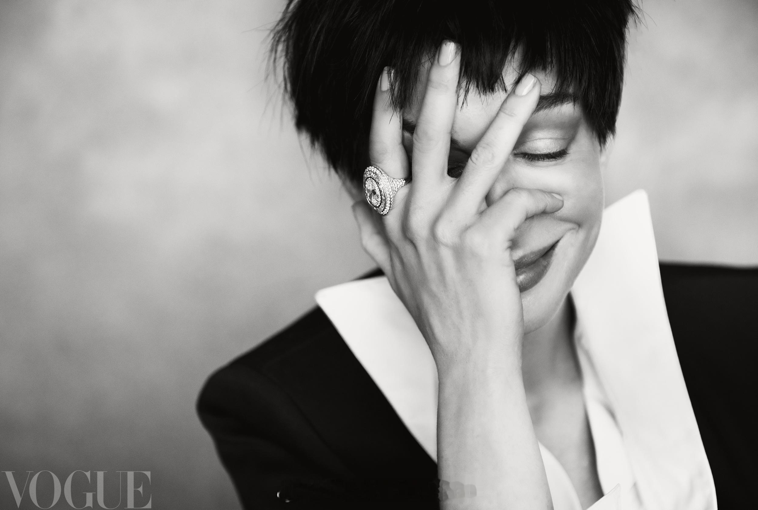 顶级星光女Anne Hathaway时隔17年再度登上Vogue China封面