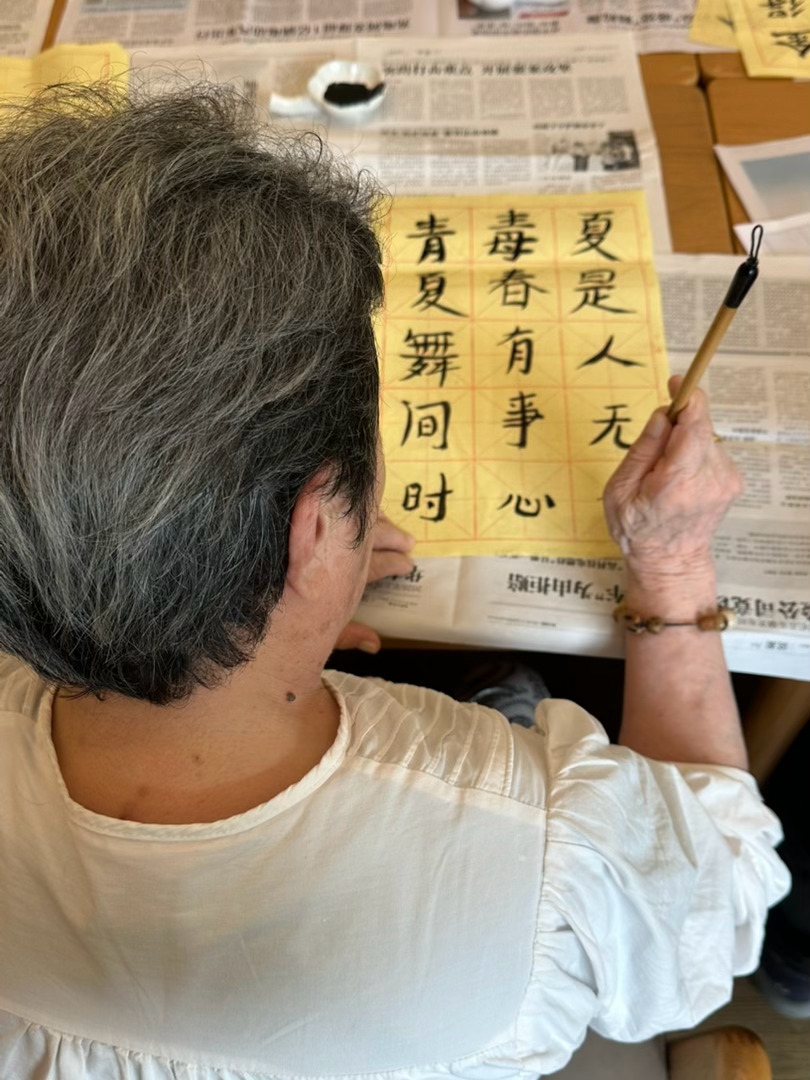81岁那能像8岁小娃，哗哗哗一通描，嘎心浮气躁，看来年纪跟静心不一定是成正比的[