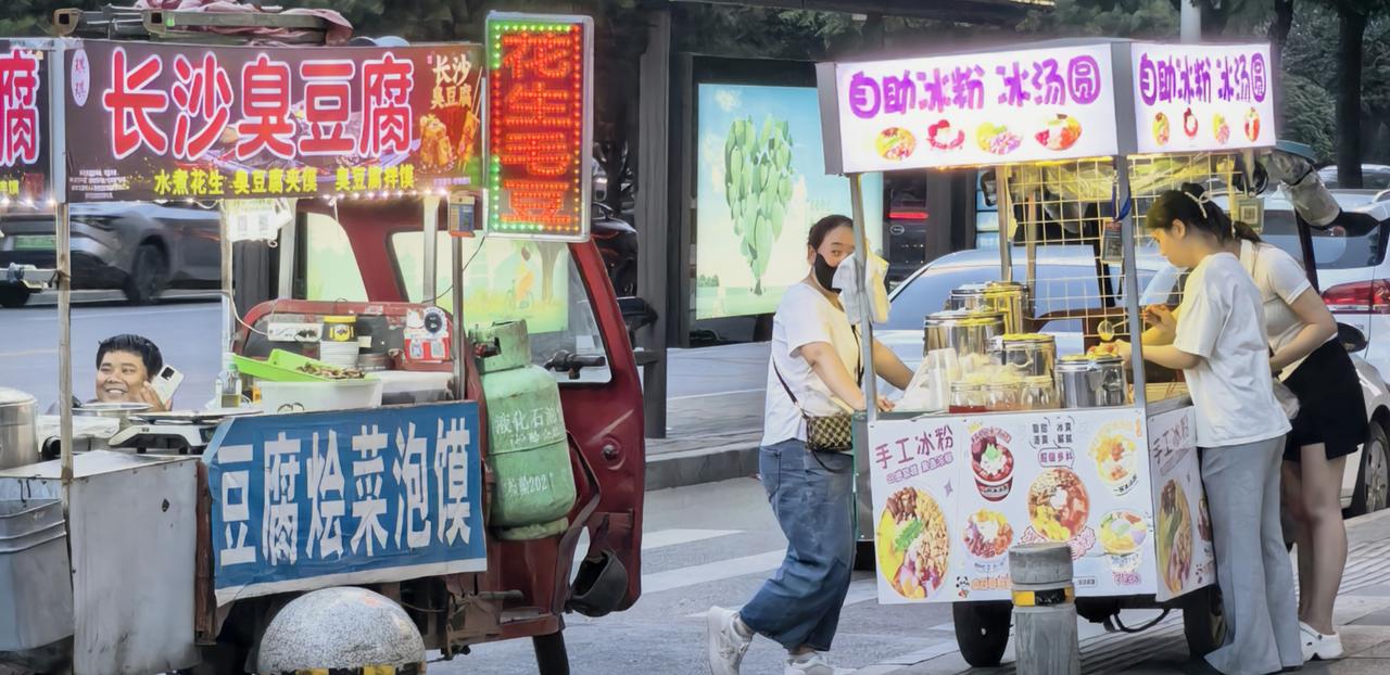 被小区门前的景色吸引住了，晚风夹带着油炸的清香。原来最暖的不是空调房，是有人替你