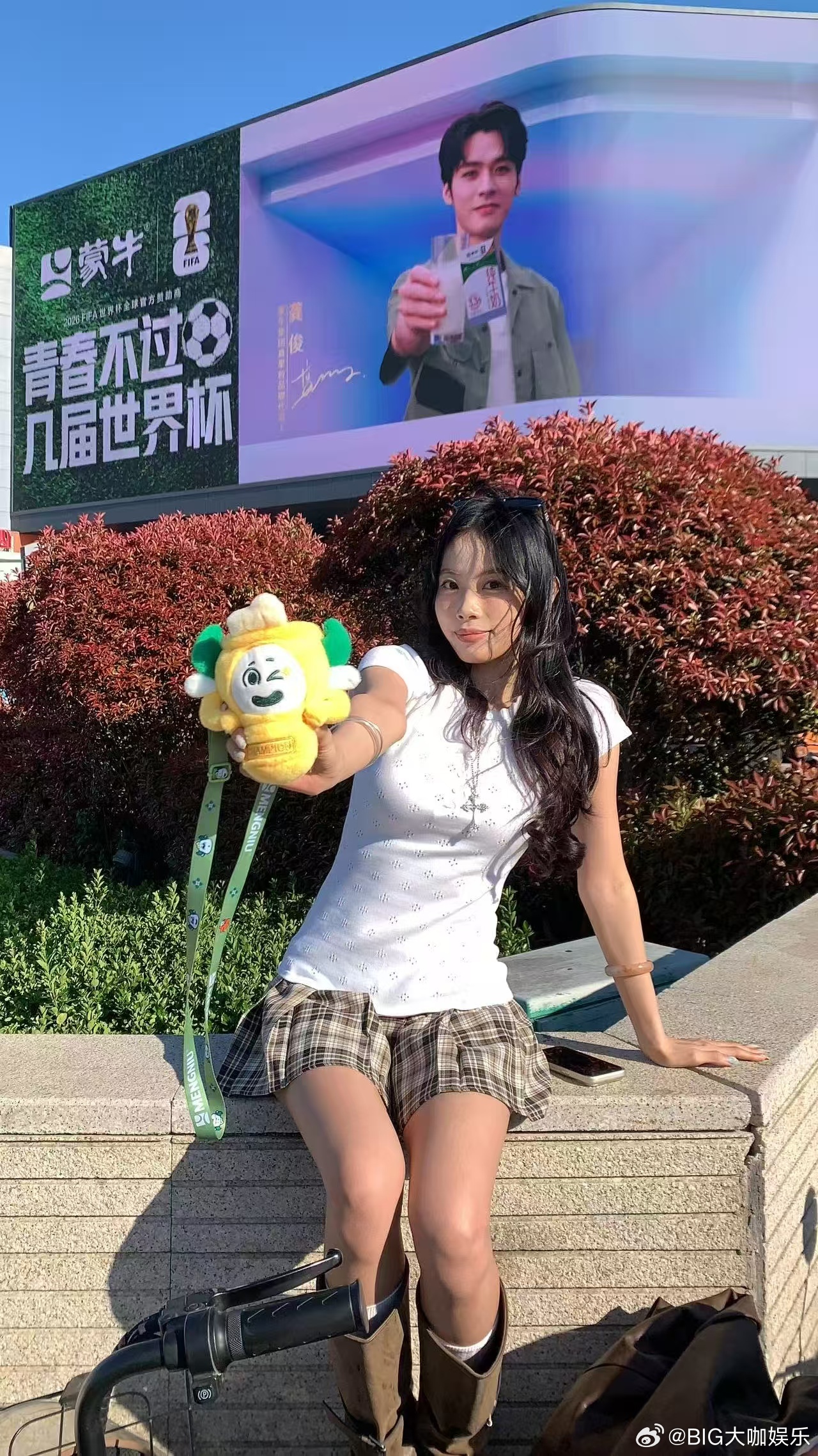 青岛遍地都是龚俊 看完蒙牛世界杯宣传片瞬间心动，青岛随处可见龚俊，已经备好蒙牛坐