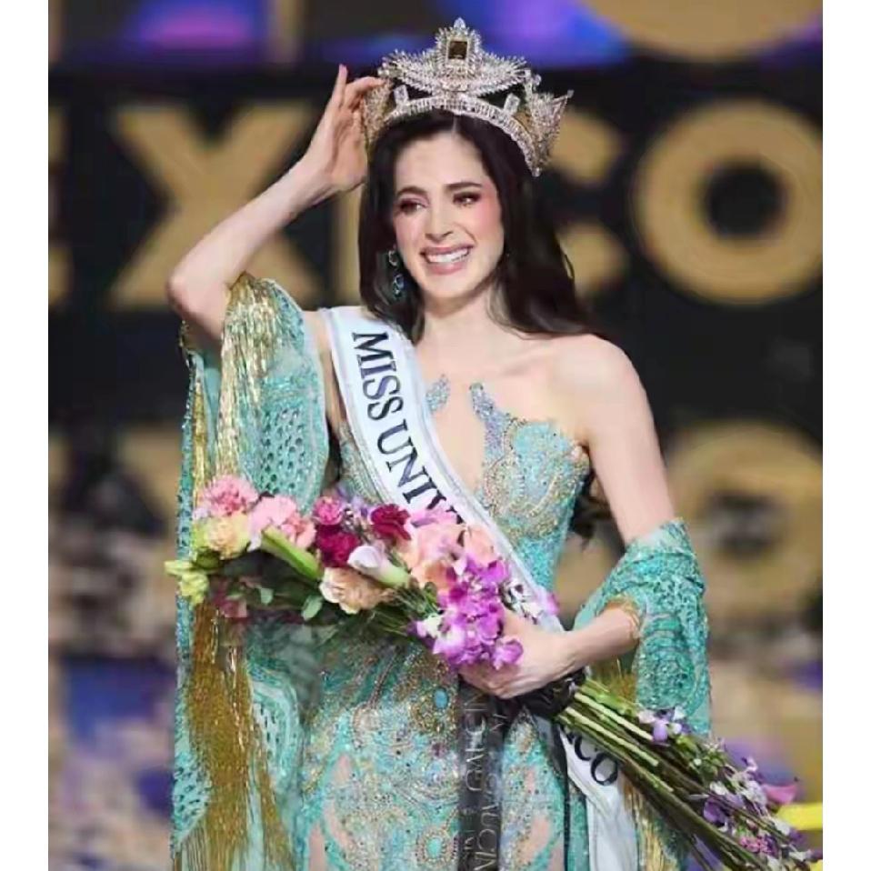 尊严比荣誉都重要，为环球小姐集体离场抗议叫好
11月4日，在环球选美“佩绶带仪式