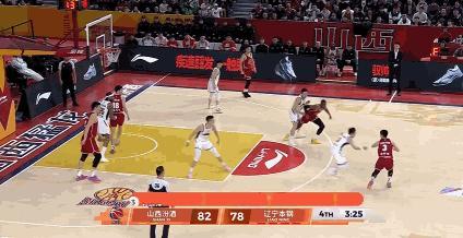 连续两个三分球透支运转和体能，关键时刻两个软球赵继伟也就如此老迈了

赵继伟基本