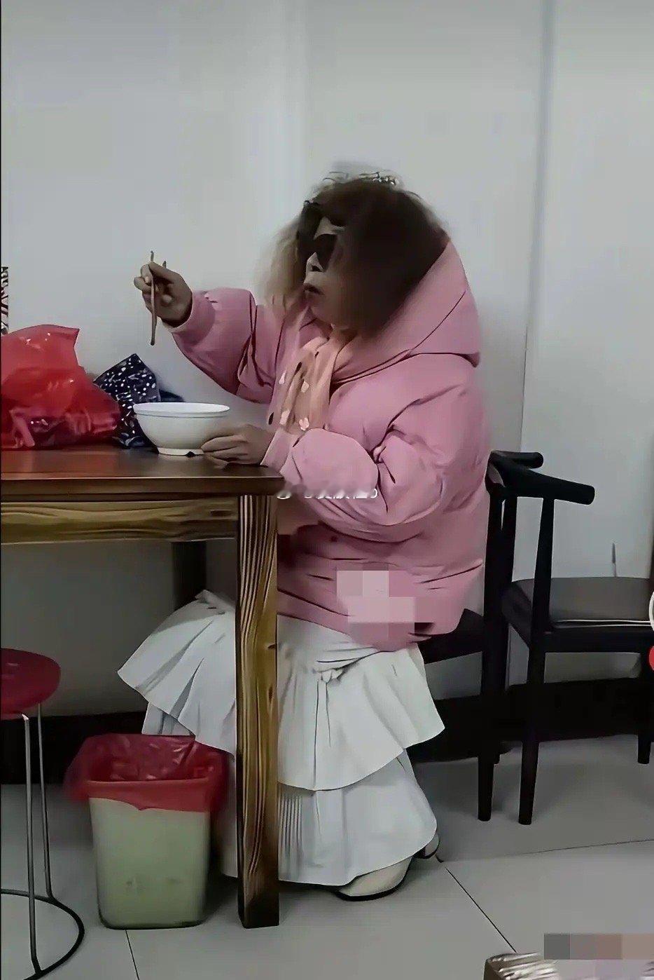 别怪我不厚道的笑了！是我眼花了吗？不细看我以为是只猴呢！