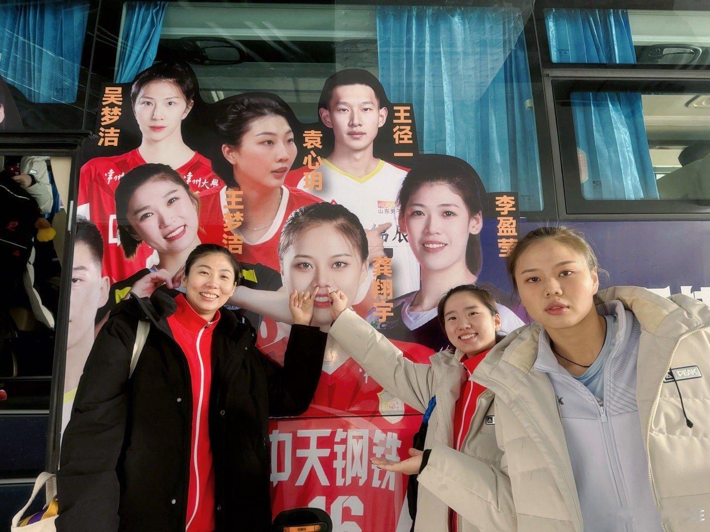 #明星都在开什么车# 把运动员的海报印在大巴上，视觉效果蛮好的。很好看 也很有气