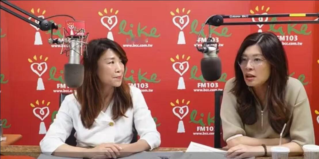 今日（27日），郑丽文在一档节目中透露：“蓝白合作推进得十分顺畅，我们与民众党之