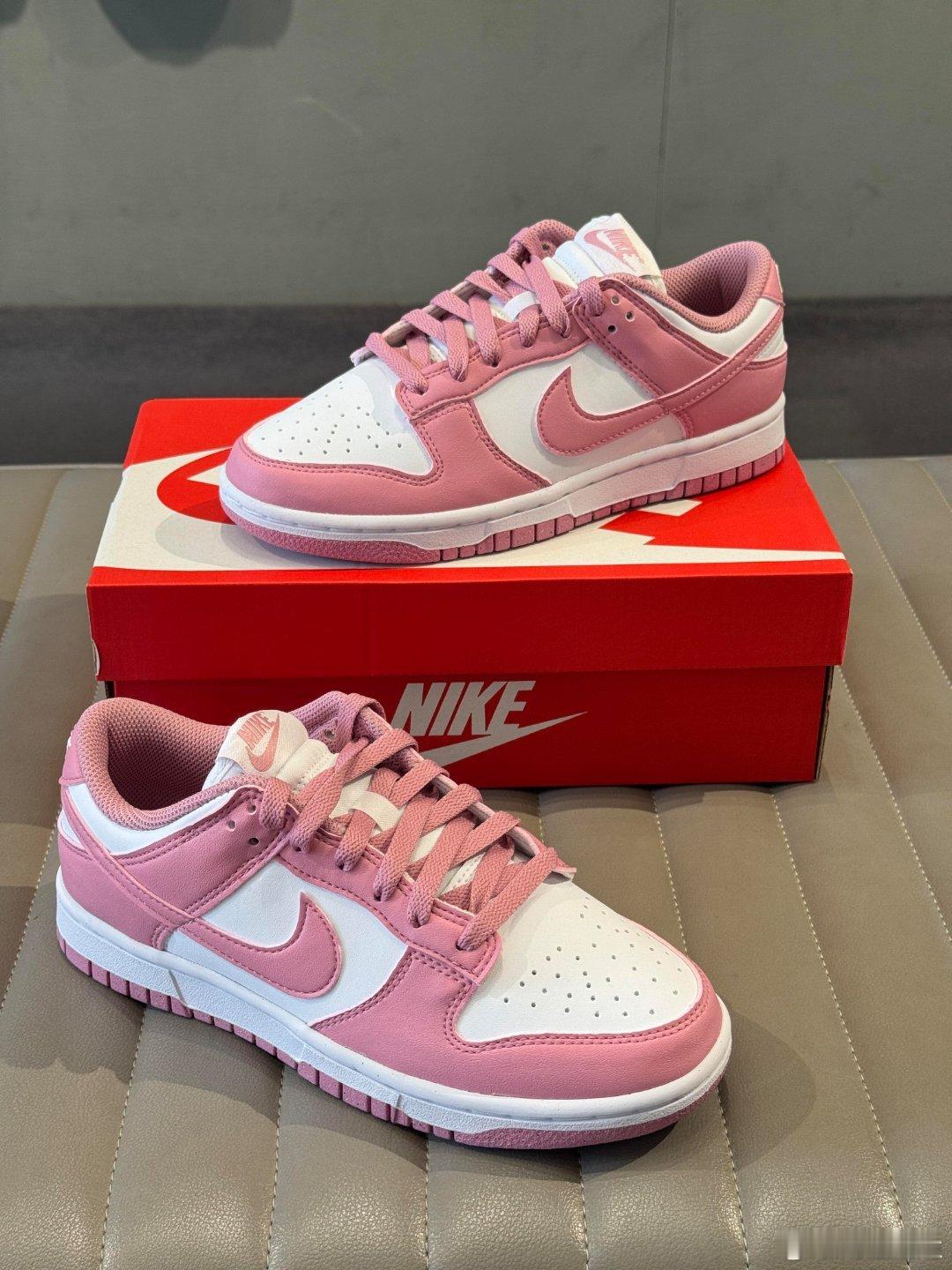 Nike Dunk Low粉色白勾休闲板鞋，以清新马卡龙粉为主色调，搭配白色鞋面