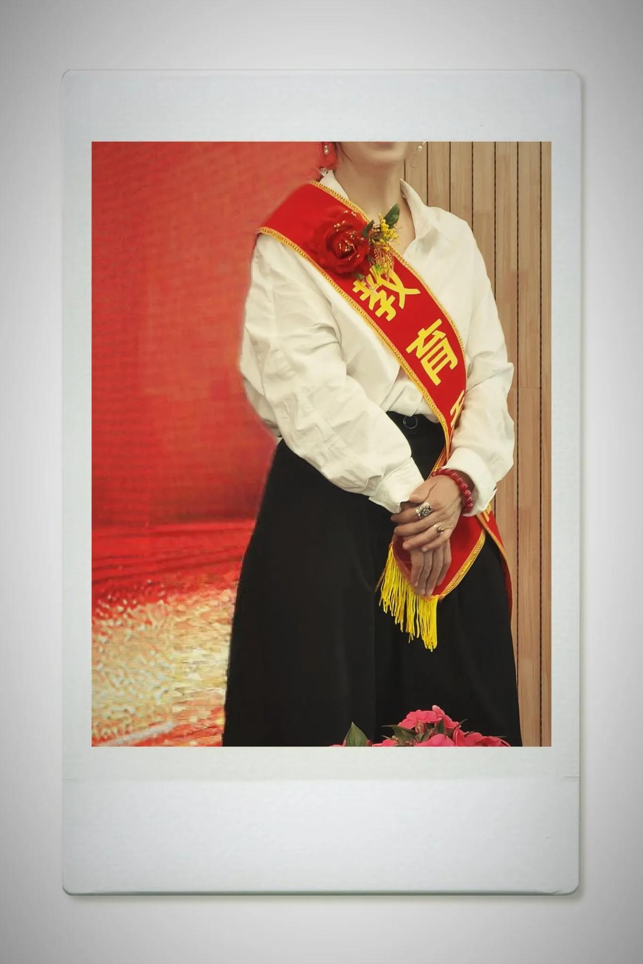 我家少爷的温暖贴心，学生的小甜、小蜜，老友从家乡托人送来的石榴，还有喜欢拿花砸我