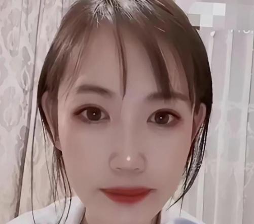 马蓉半夜发微博，说离婚快九年，自己 “人财两空”。

马蓉半夜发微博，说离婚都快