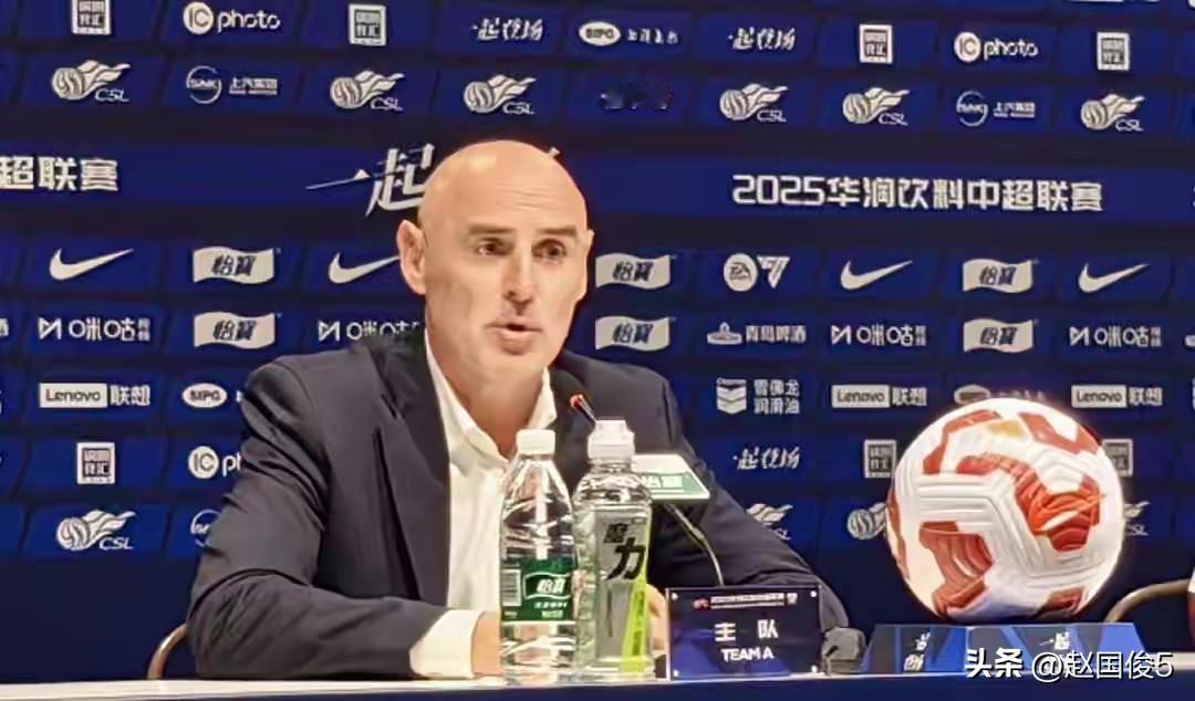 为什么主裁判李海新能评为“金哨”?
上海海港主教练穆斯卡特，由于“不当言论”被中