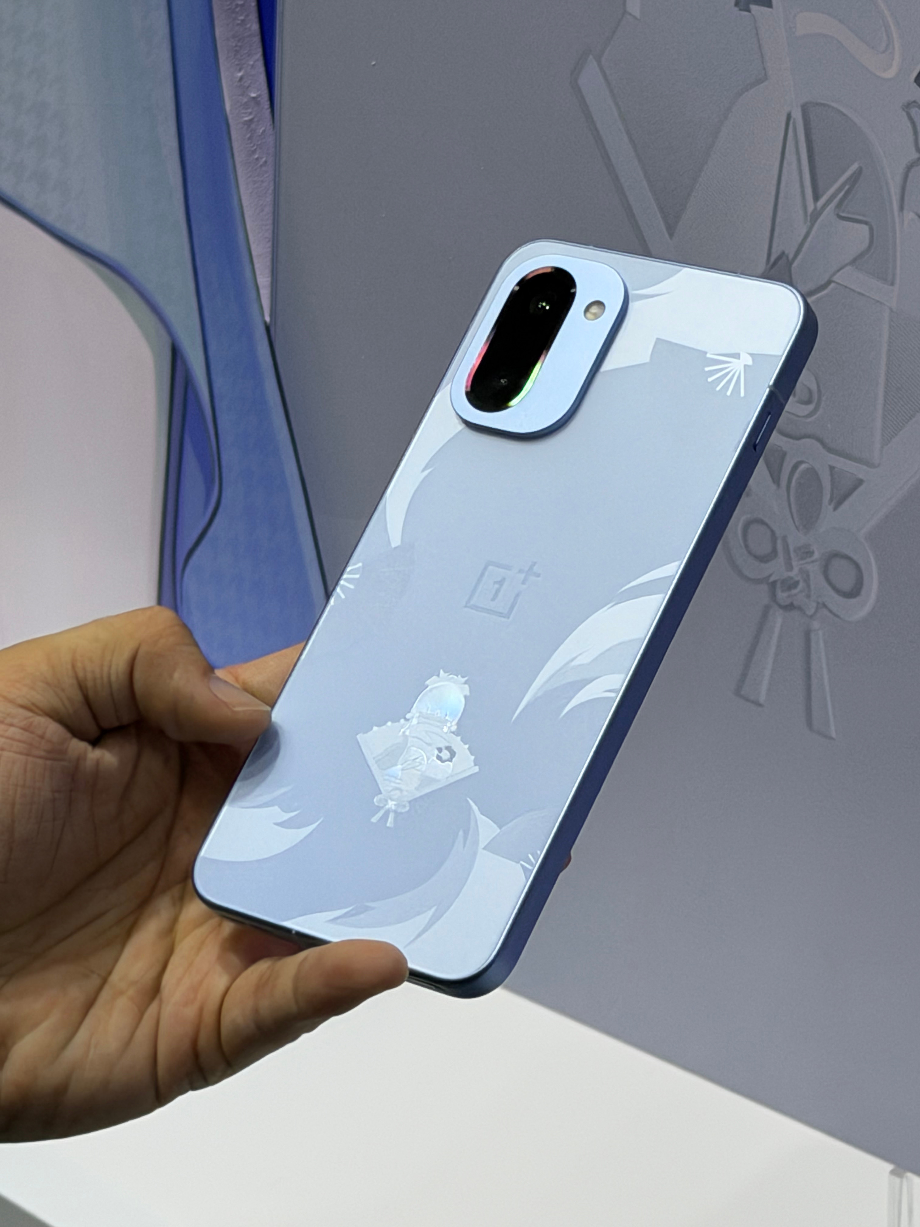 发布会后逛后台展厅，一加Ace6T的神里绫华定制机真是太美了！淡蓝机身+角色细节