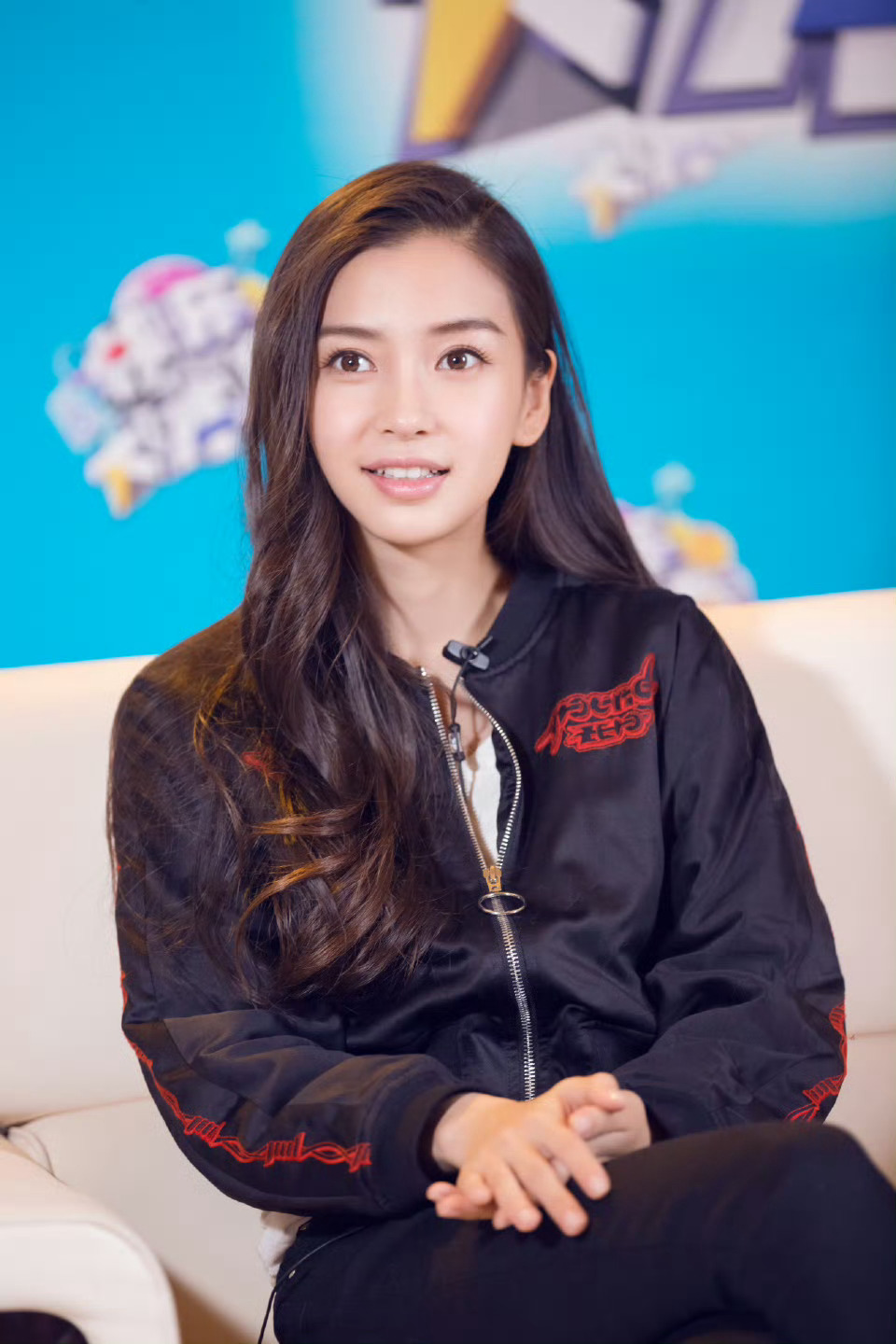 angelababy   杨颖 晚上好呀!今日猜猜看👉这是boss颖参加的什么