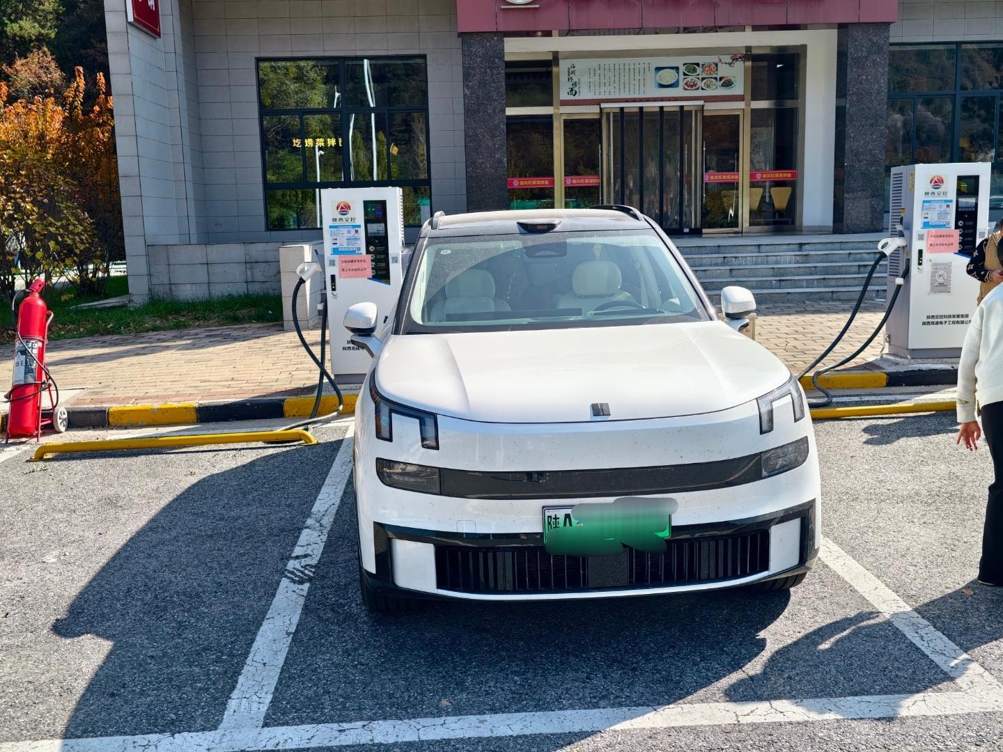 领克900有多能装？三个大人，一个婴儿（有安全座椅），两只猫第三排放倒后装的东西