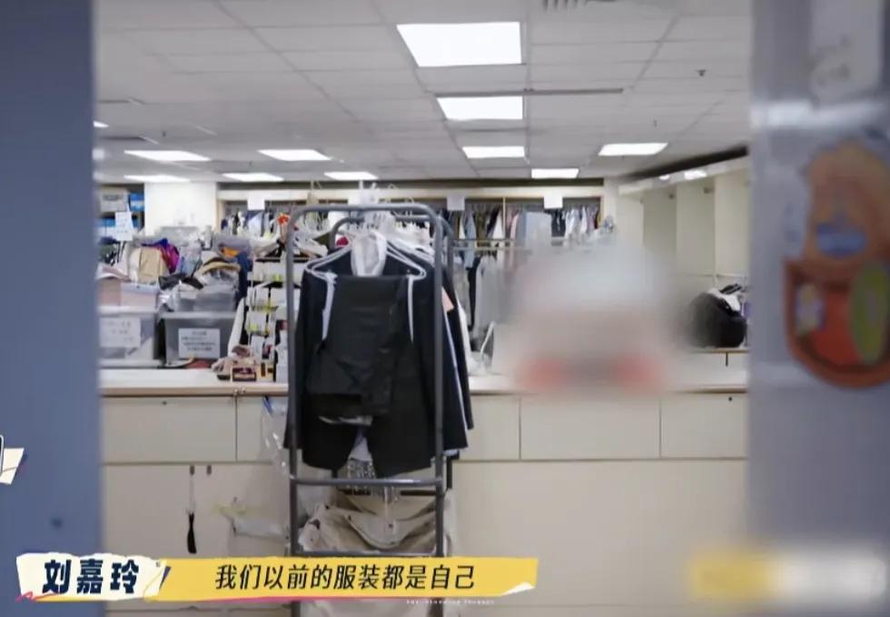 刘嘉玲回忆TVB拍摄艰辛，说：“我们以前的服装都是自己，看好剧本联系的，自己写下