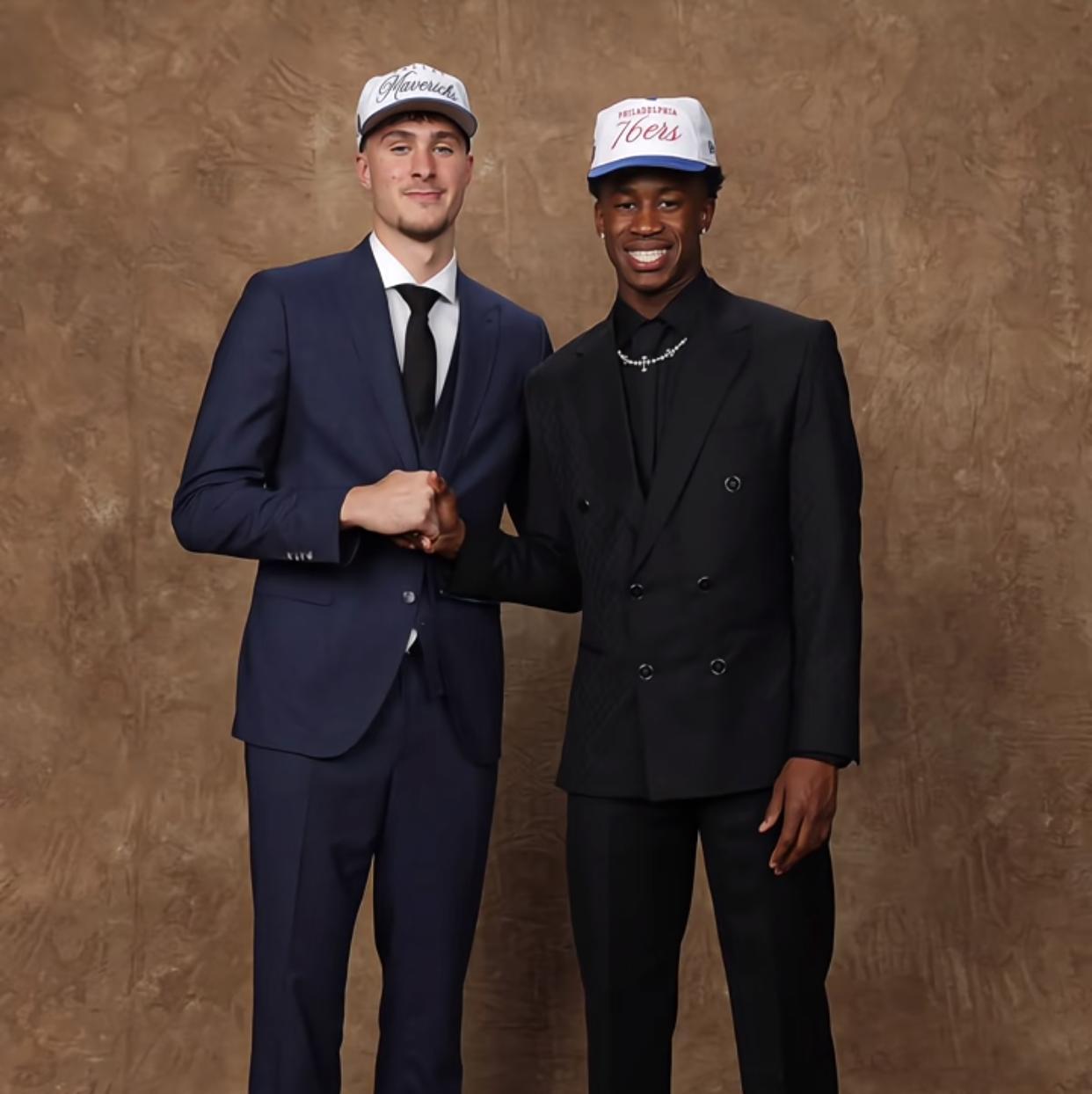 别被数据骗了。
数据漂亮的那个，才是真正的配角。
状元弗拉格15投5中，探花埃奇