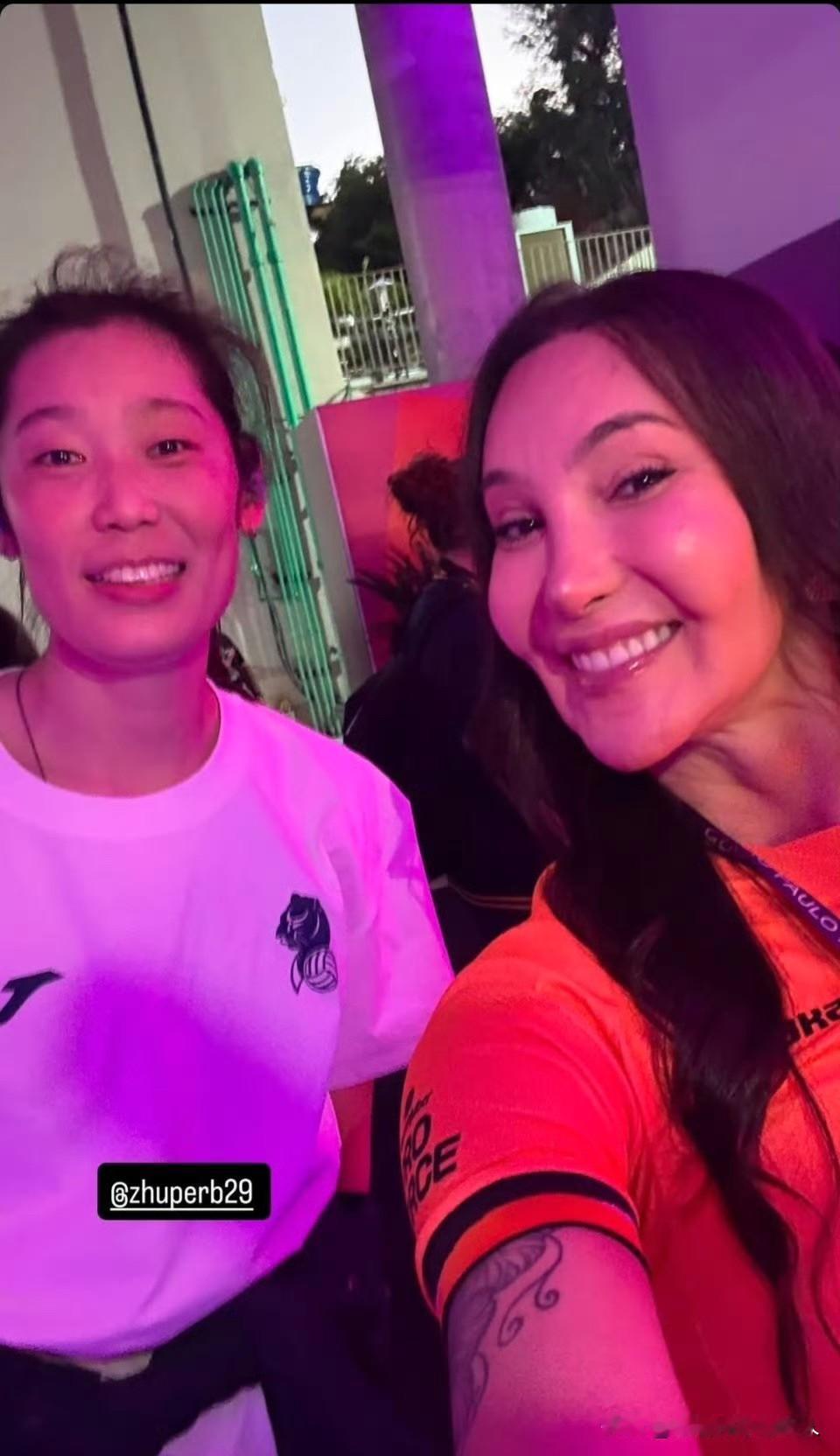 巴西🇧🇷奥萨斯库俱乐部接应蒂凡尼和朱婷的合影。[灵光一闪][灵光一闪][灵光