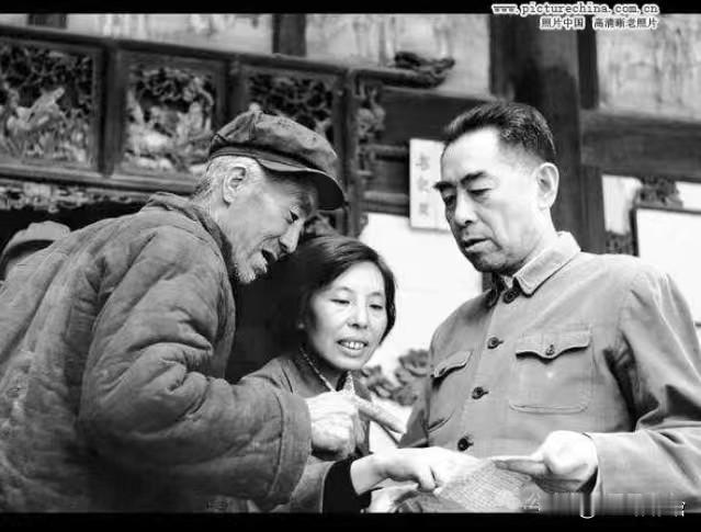 1961年，周恩来在伯延村调查时和社员肖书义（左一）交谈。左二是许明。