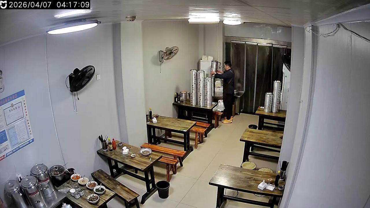 餐饮业有一句行内话，节前节后三天瘟。意思是过节前的三天和过节后的三天生意都不太好