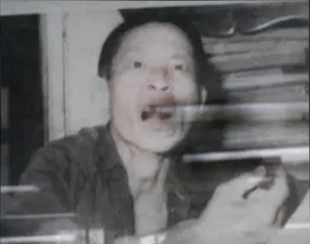 1959年，“食人魔”细伟被捕后，留下的真实影像，当时的警方对他展开了一场持续九