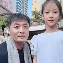 深挖陈杰的过往才明白，
这份爆红之后的清醒有多难得。
外表憨厚的烤串师傅，早年打