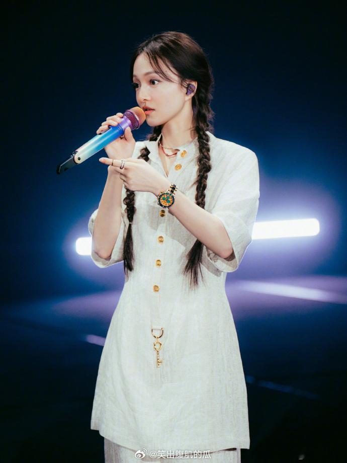 张韶涵换装团队在F1维修组进修过吧张韶涵F1梗原来早有渊源 很难见到配合度这么高