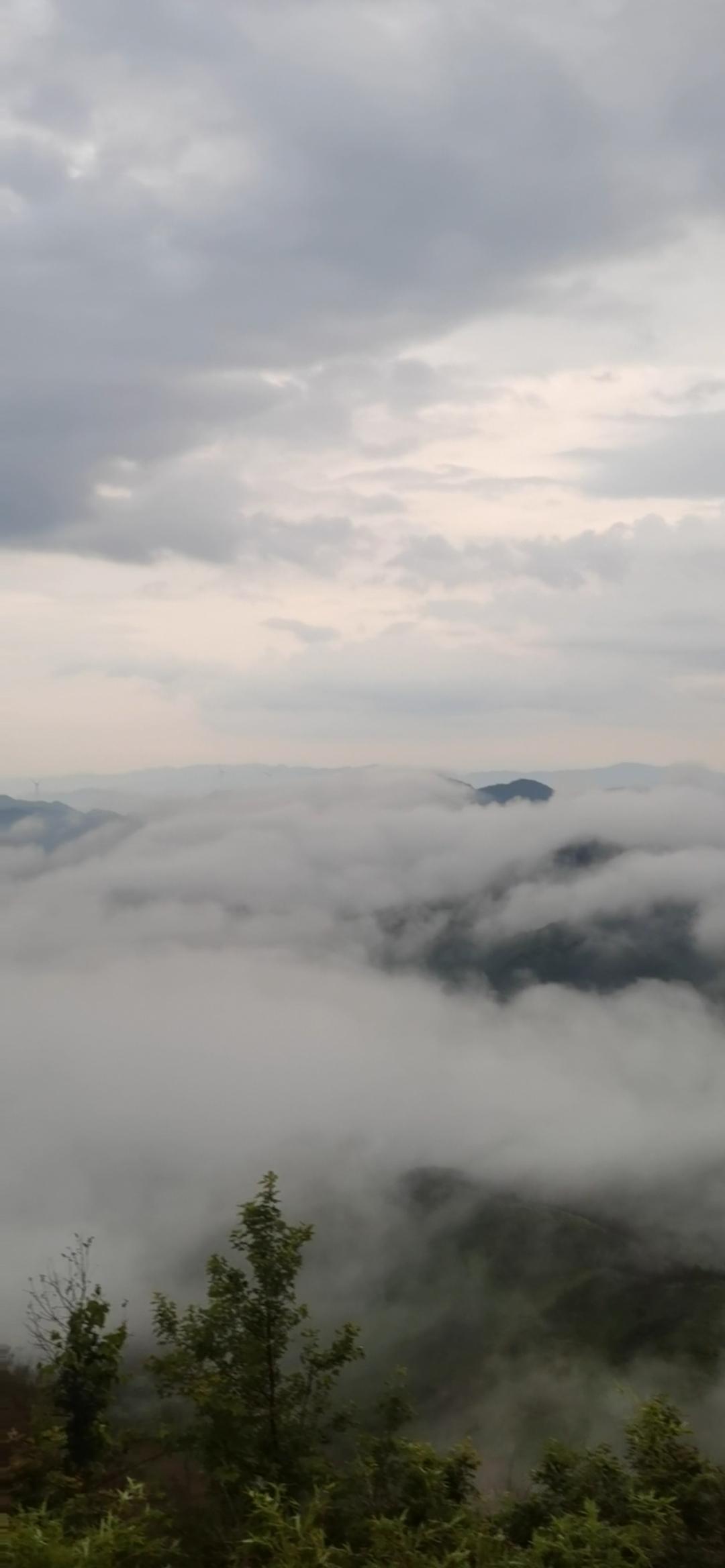 你见过云雾缭绕的人间么，身在山中，犹如人间仙境，那种感觉妙不可言！
仙境自然风景