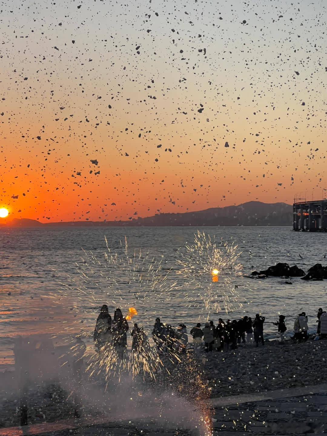 大海+落日+烟火+下雪 谁懂这几样在一起的浪漫程度🥹 