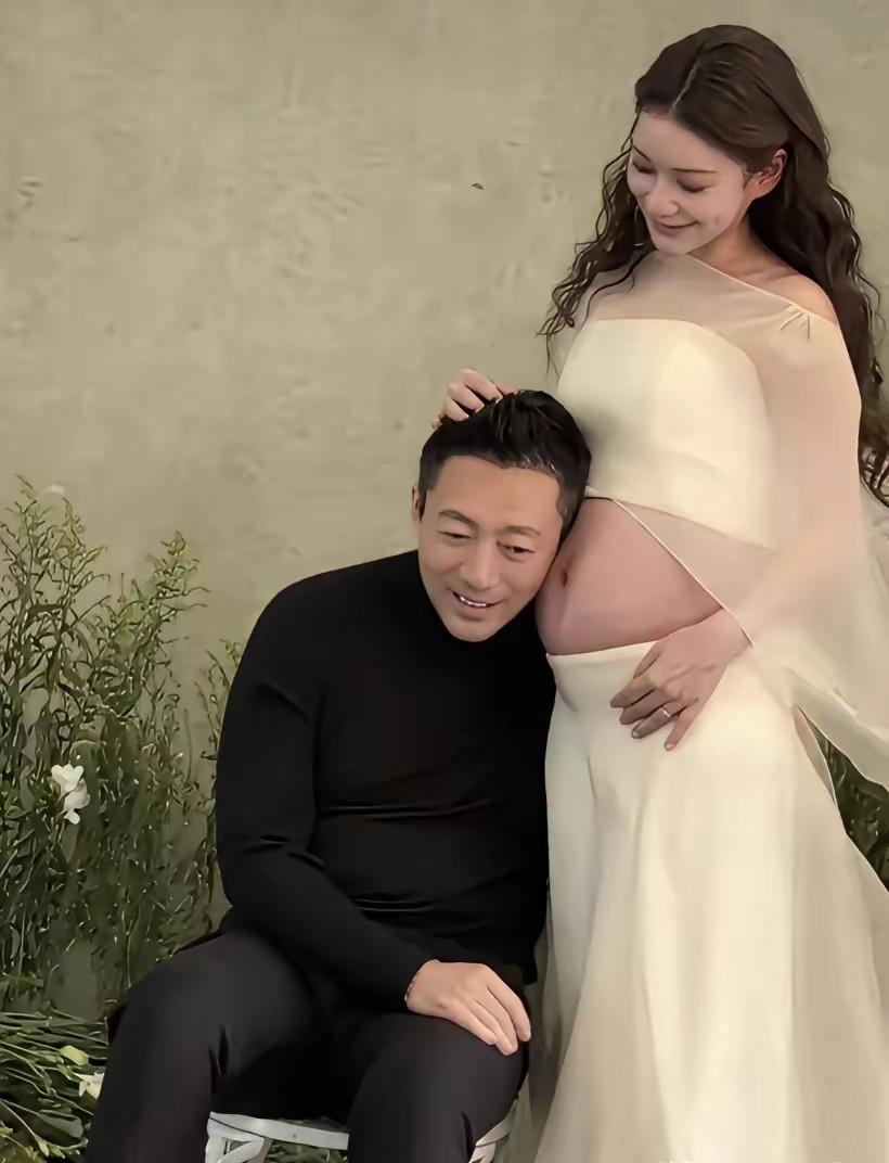 同一个男人，两任妻子，肚子给出的答案天差地别。
当年大S的肚子大得吓人，路都走不