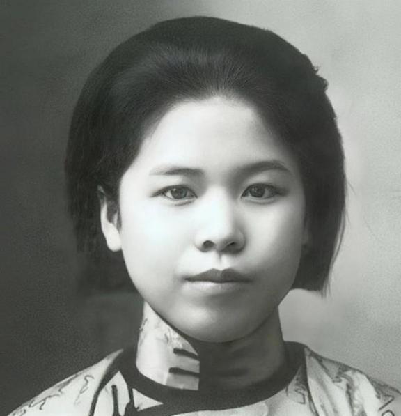 1947年除夕夜，杨虎城的妻子谢葆真被特务绑在床上。这群恶魔扒下她的裤子、从大腿