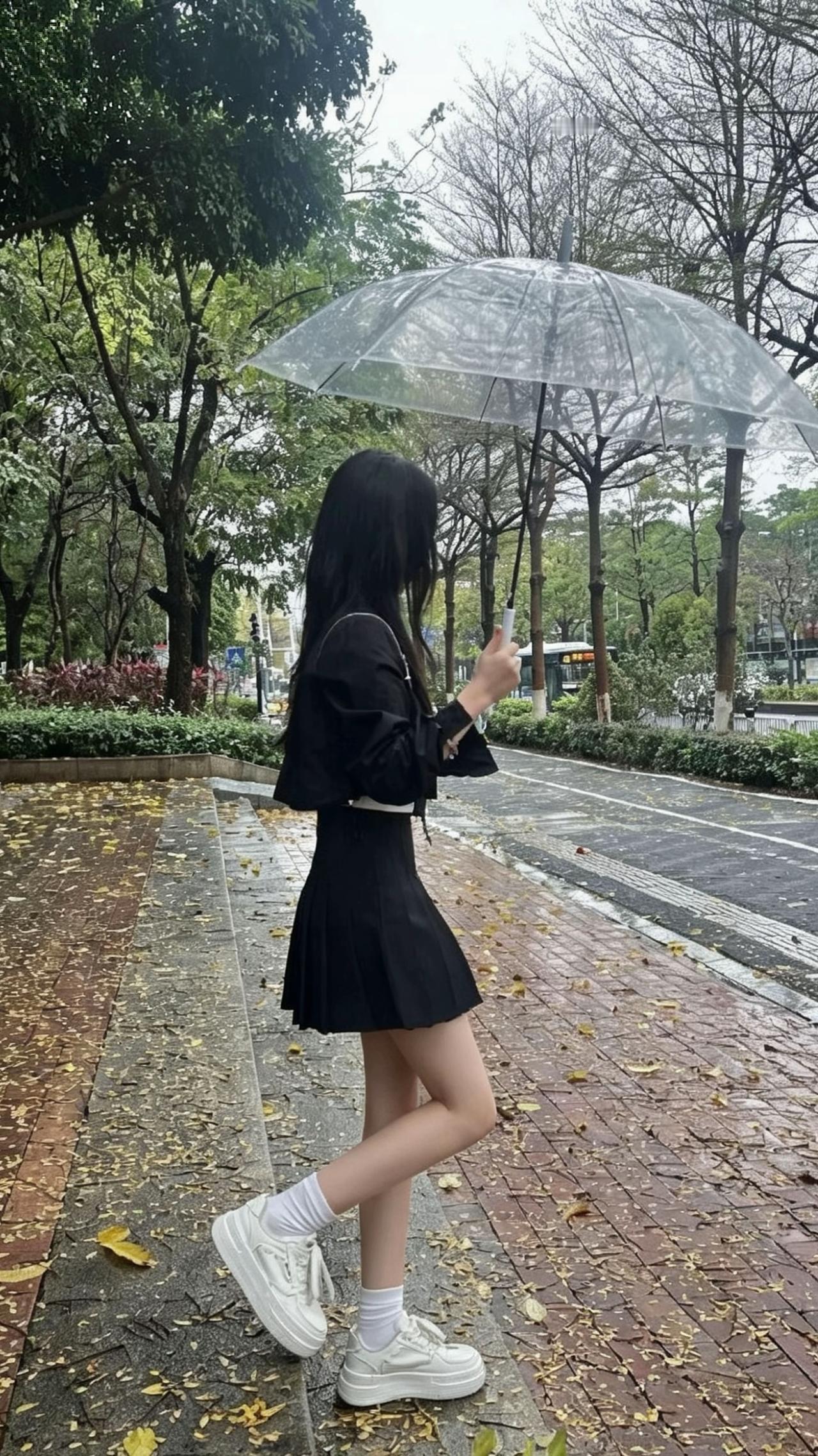 周一穿搭翻车现场：18度是骗人的吧🥶

周一霸都细雨绵绵
看了眼天气预报：18