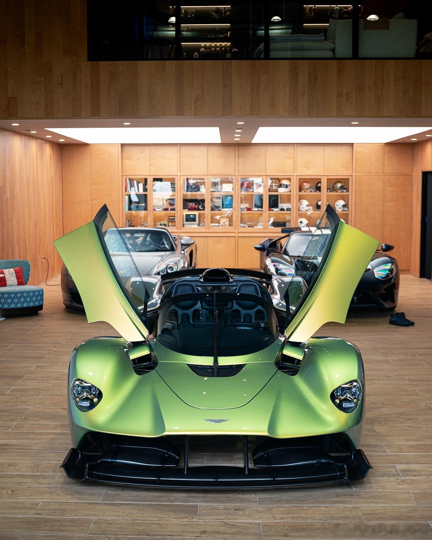 不得不承认，当你看到实车，目光全程都不想离开这台Valkyrie。翠绿玉石立刻成