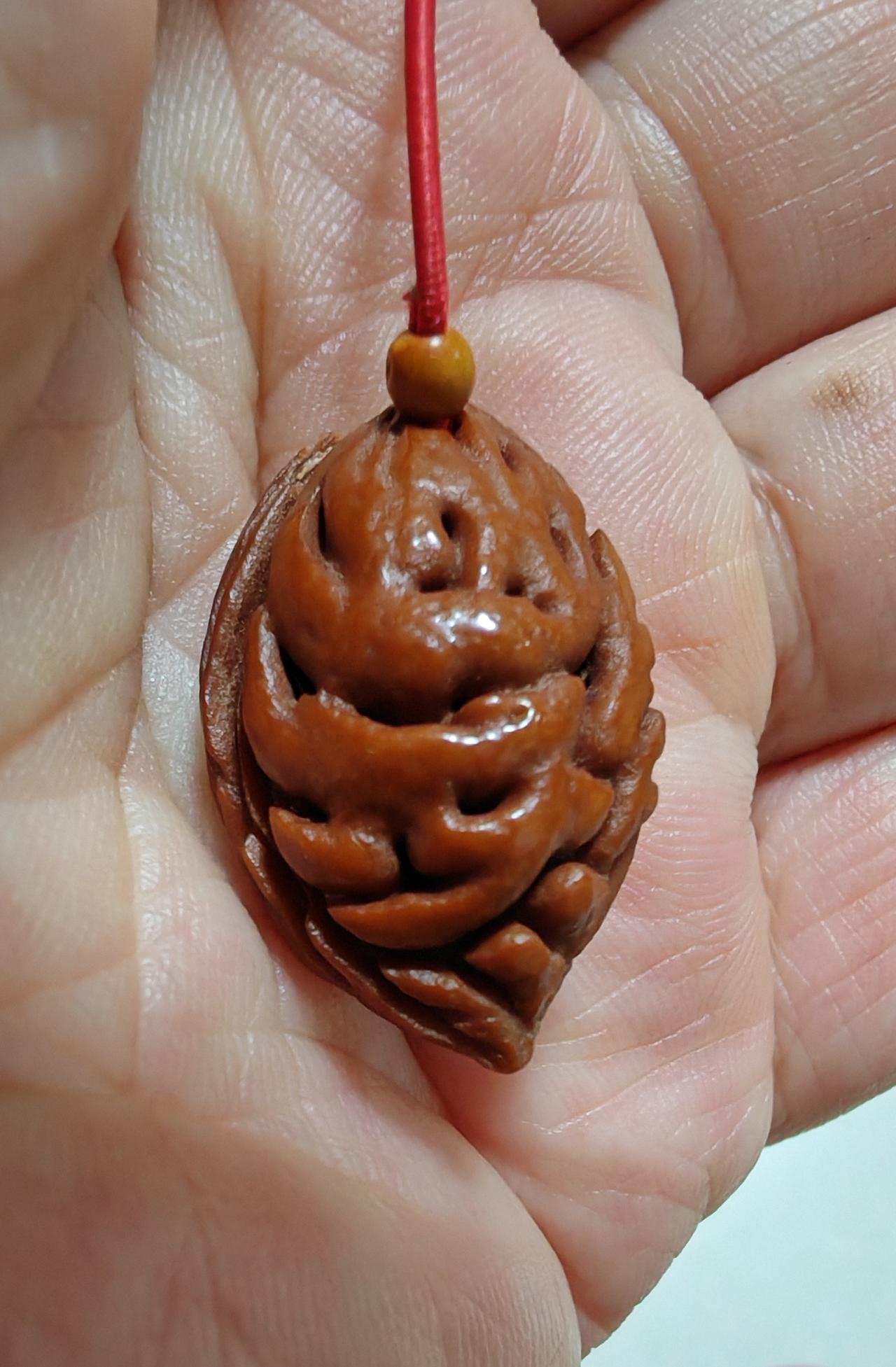 桃核变成这样算是玉化了吗？
六年前，我在一片草地散步时与这枚桃核结下缘分。它静静