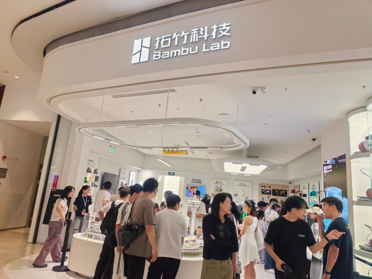 拓竹都开线下门店了，人还挺多的。隔壁是大疆。