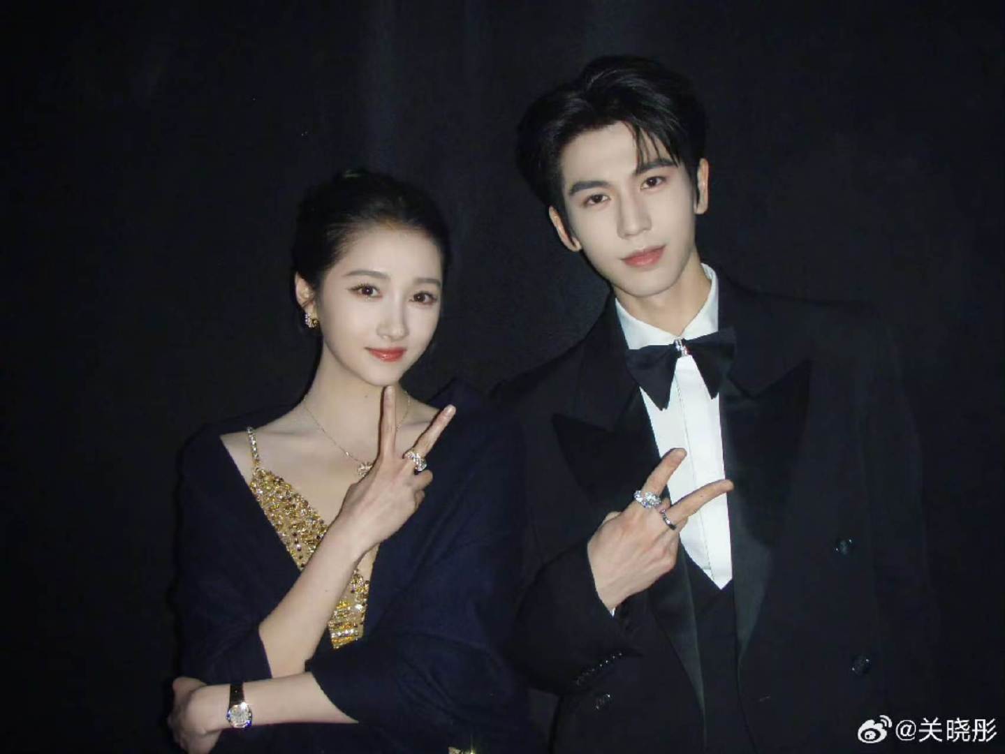 关晓彤晒和张凌赫合照关晓彤分享和张凌赫合照 好舒适啊 