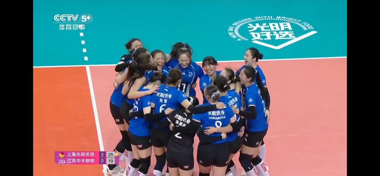 在刚刚结束的2025-2026女排超级联赛决赛第三场比赛中，上海队再次以3：0战