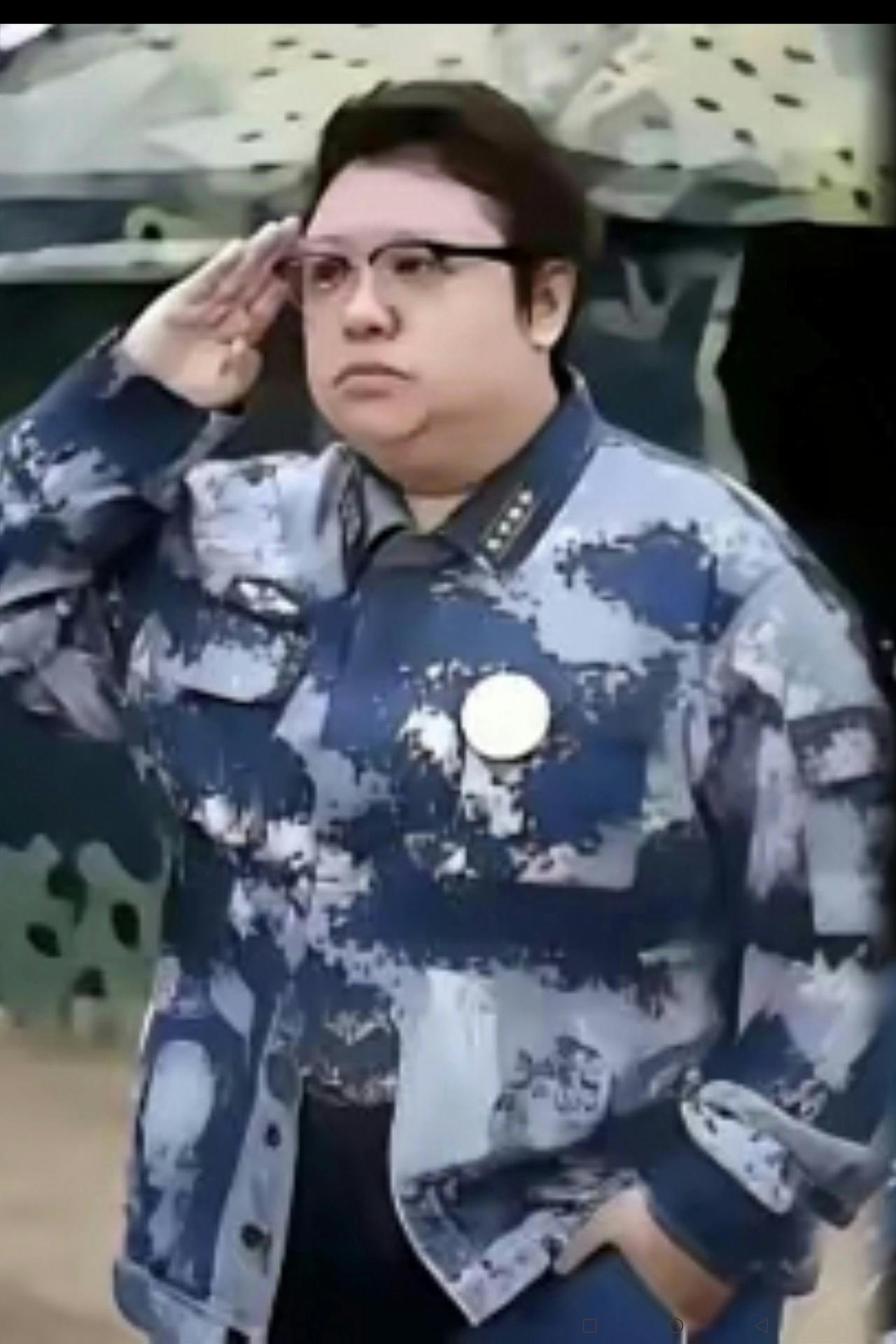 这样的军礼没见过：穿着军装，军衔还不低，左手插入裤子口袋。
这不是符合要求的军礼