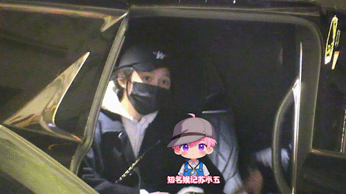 关晓彤，太刚了。
4月10日，关晓彤喜提热搜，就因为深夜去酒吧，被狗仔拍到，尽管