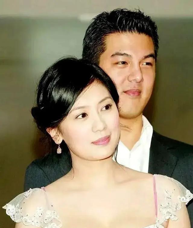 2005年，贾静雯与孙志浩未婚生子。但生产那天，孙志浩却说：“我弱精症哪来的孩子